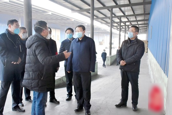 2月7日,王剑峰(右二)检查疫情防控应急物资储备情况。图片来源 :清徐县政府官网