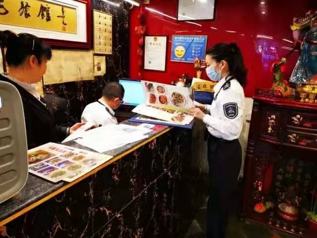 资料图:深圳市市场监督管理局开展野生动物交易排查(图源:南方都市报)