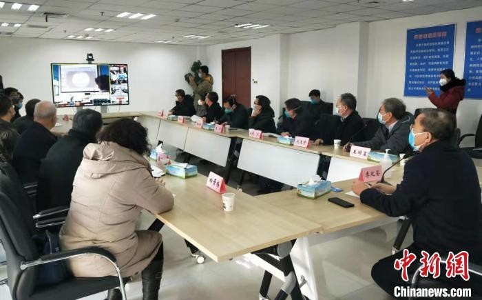 12日,山西省卫生健康委员会召开山西新冠肺炎疫情省级中西医联合会诊视频会议。 吴琼 摄