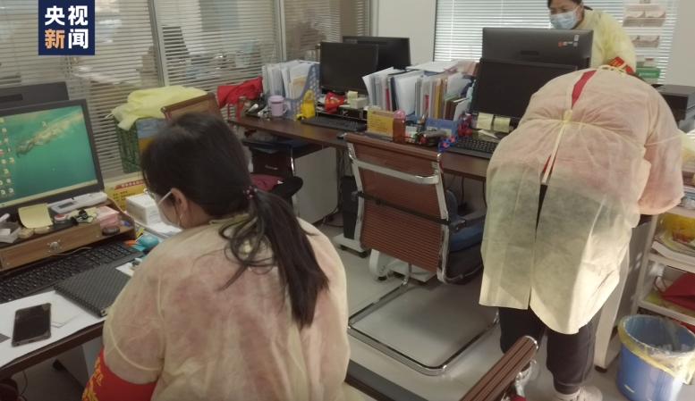 疫情爆发以来,武汉市以居委会为单位,开始承担起组织社区居民共同抗击疫情的任务。来源:央视新闻
