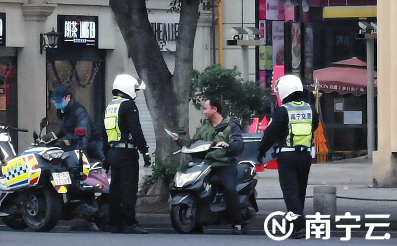 交警配合警航支队纠正未戴口罩的行人、电动自行车车手