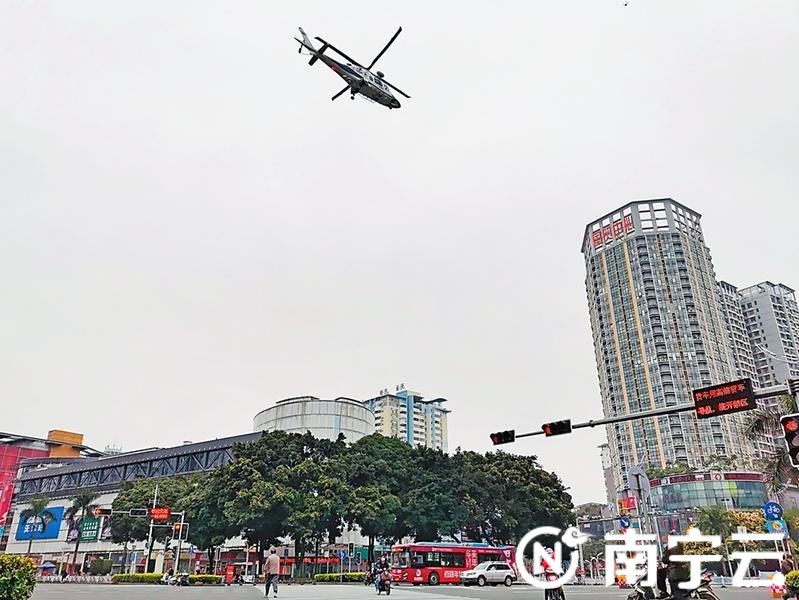 警用直升机空中巡逻,通过机载广播进行疫情防控政策宣传