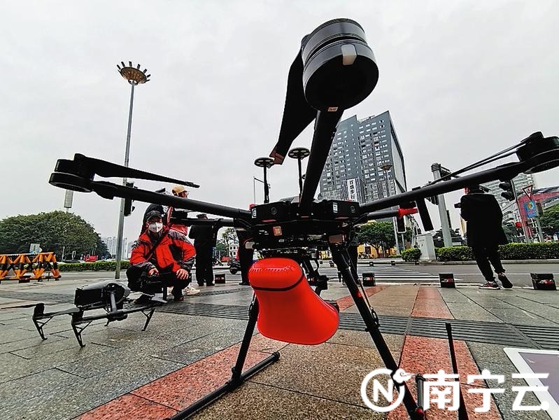 警用无人机准备升空
