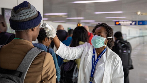  刚果（布）马亚-马亚国际机场，旅客正在接受体温检测。图片来源：WHO/Elombat D。