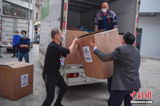 图为海南省红十字会的工作人员搬运医疗物资。 中新社记者 骆云飞 摄