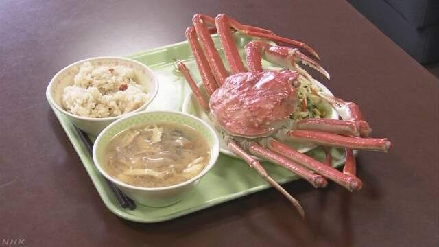 日本一中学供豪华午餐庆学生快毕业：一人一只大螃蟹