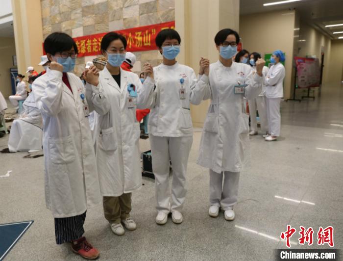 图为剪发后的医护人员留影 林浩 摄