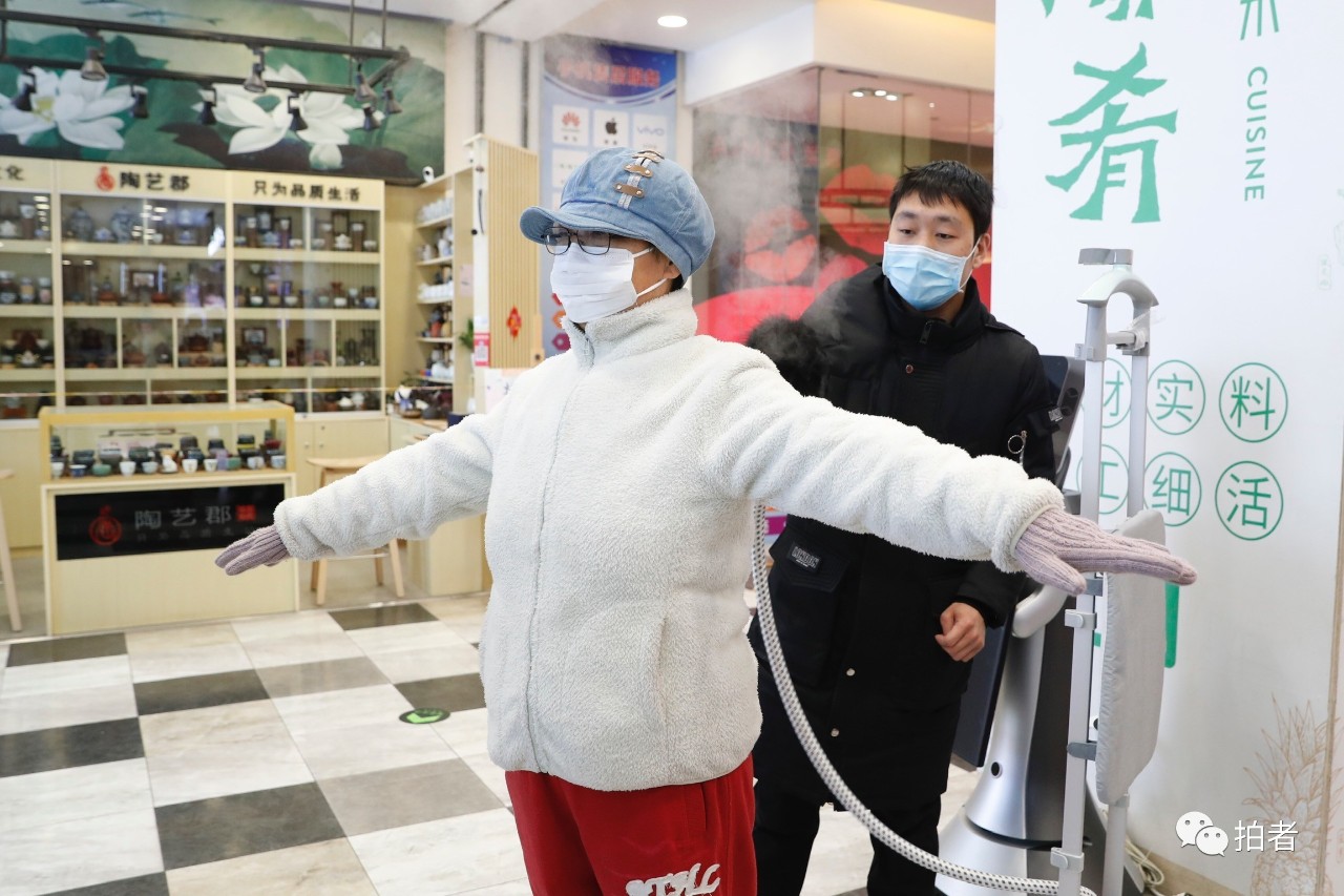 △2月13日,西城区天虹阛阓,事情职员用高温蒸汽消毒装置为市民消毒。拍照/新京报记者侯少卿