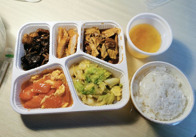 △ 隔离点的饭菜 (受访者供图)