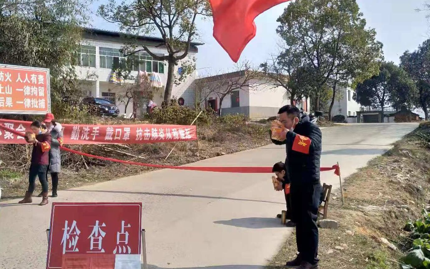 检查点值守的志愿者、党员和村委每日的伙食是一桶方便面。受访者供图