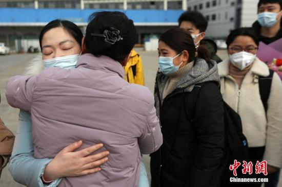 资料图:出征的医护人员与送行同事拥抱。泱波 摄