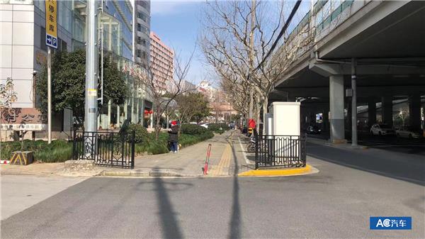 与平日里车商聚集的繁华相比,显得很是冷清