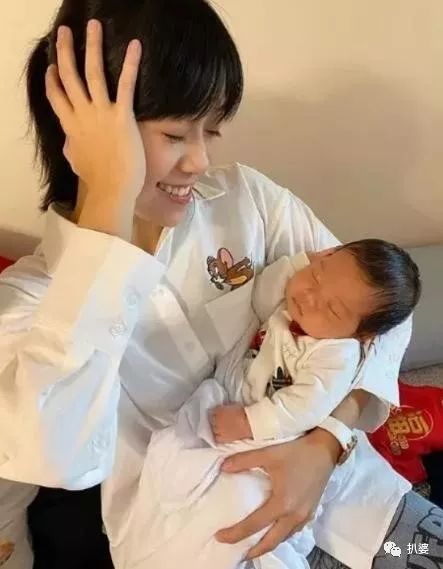 新一代人夫杀手?神奇的黄心颖又被拍到和已婚男星约会了...