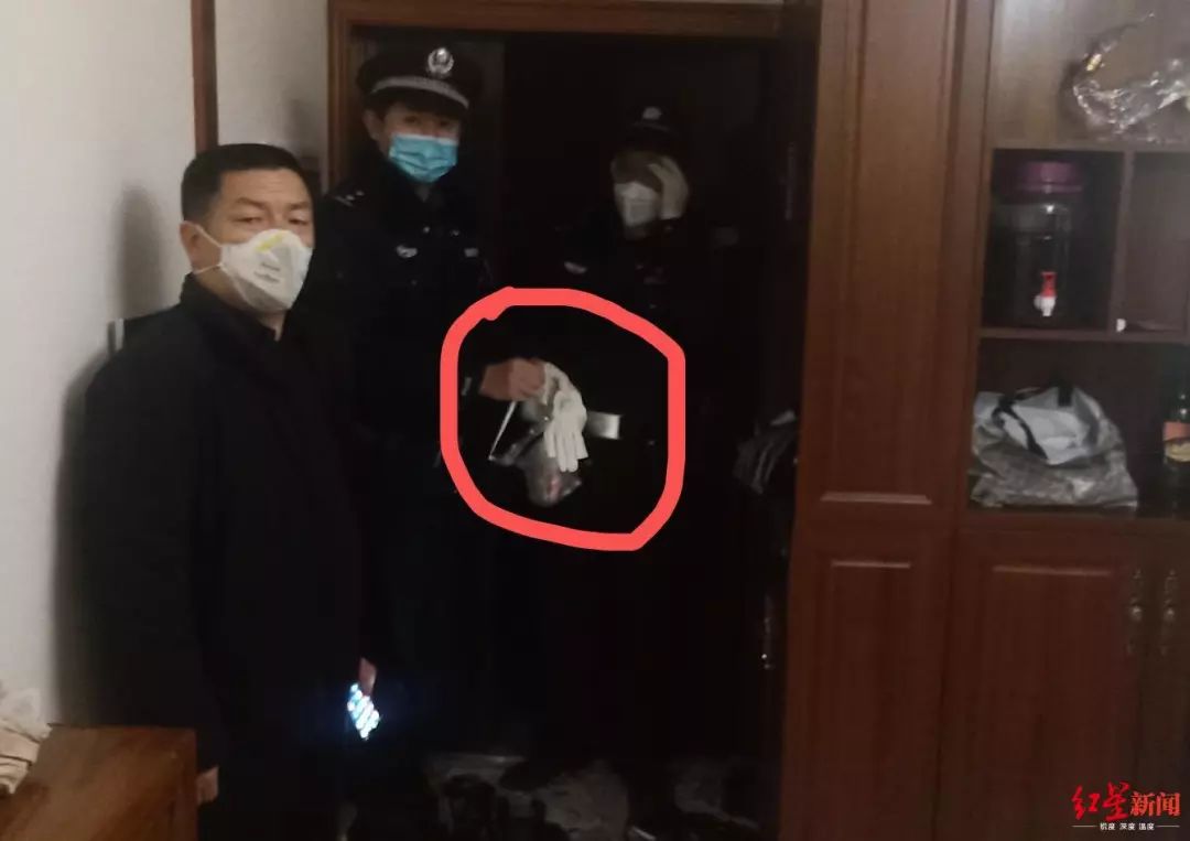 四川居民家中飞入蝙蝠 警察捉住后“无害化处理”