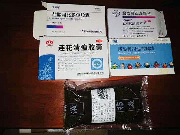 许峰在方舱医院接受治疗时服用的药物。 受访者供图