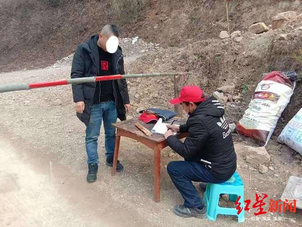 高义泉(右)在防控一线