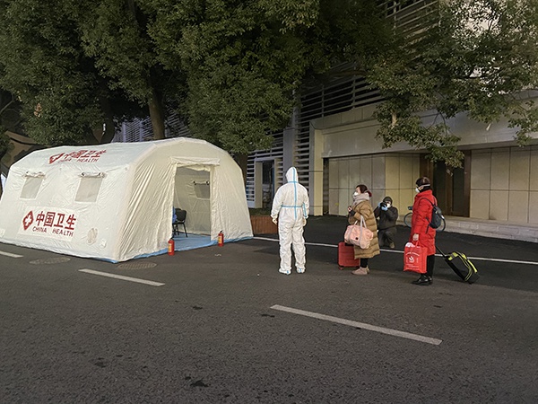 2月6日凌晨,患者排隊入住方艙醫院。澎湃新聞記者 趙思維 圖
