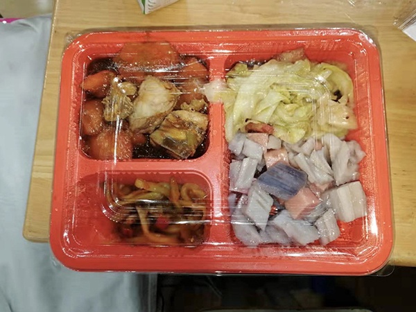 許峰拍攝的方艙快餐。 受訪者供圖