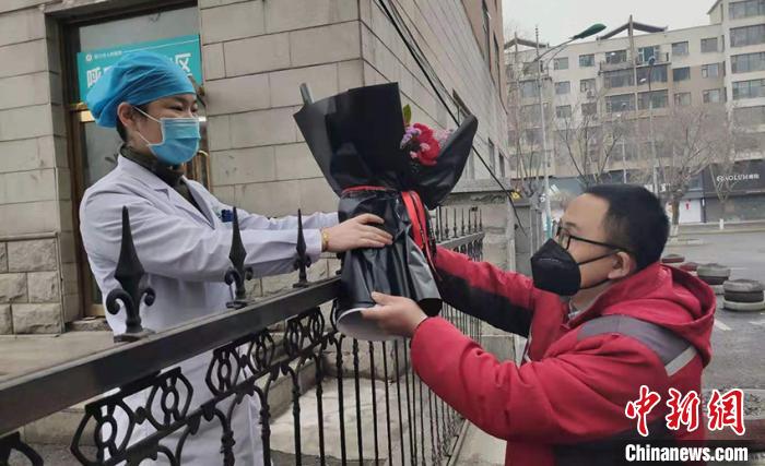 孟宪平隔着医院的栅栏向爱人献花 受访者供图