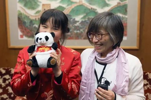 2月13日,在日本东京中国驻日本大使馆,旗袍女孩(左)和母亲杉崎广子接受记者采访。新华社记者 杜潇逸 摄