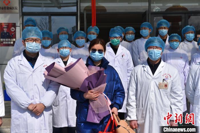 图为2月9日上午江西鹰潭首例新冠肺炎患者周某治愈出院。(资料图) 严米金 摄