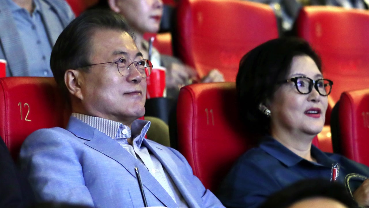 2019年6月,文在寅夫妇在电影院看《寄生虫》。(韩联社)