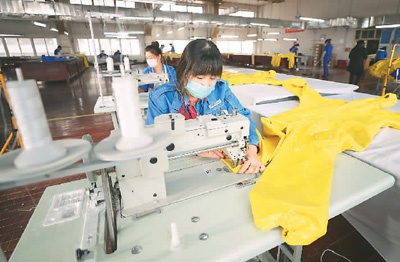 连日来,为保证新冠肺炎疫情防控任务所需的隔离服供给,中国化工集团沈阳橡胶研究设计院无限公司员工加班赶工临盆隔离服。图为2月12日,沈阳橡胶研究设计院无限公司员工在临盆隔离服。 新华社记者 杨 青摄