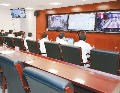 2月9日,解放军总医院和武汉火神山医院开展首次5G网络远程会诊。 孔令占摄(新华社发)