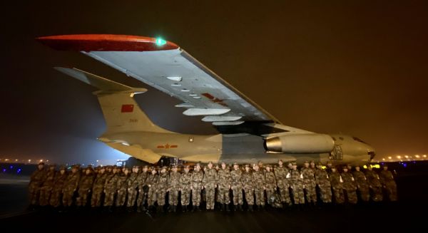 1月24日晚，除夕夜，陆军军医大学医疗队在重庆江北国际机场停机坪集结，飞赴武汉。（新华社）