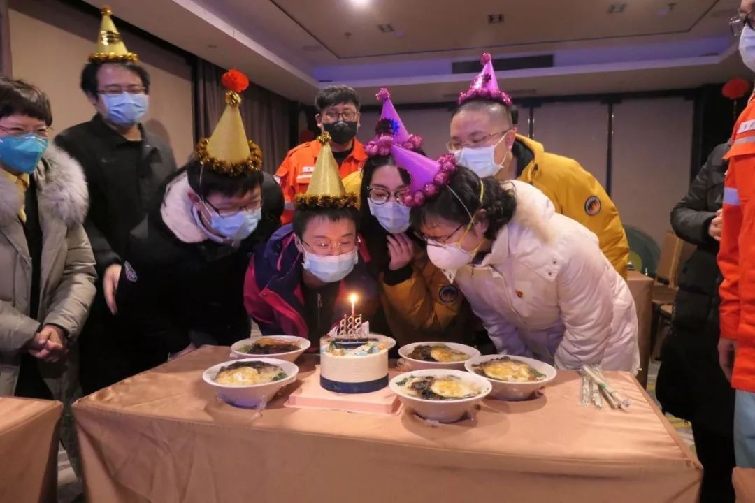汪勇组织志愿者为上海医疗队购买庆生蛋糕