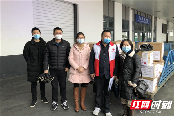 美国圣地亚哥湖南同乡会支援抗“疫” 首批物资抵达长沙