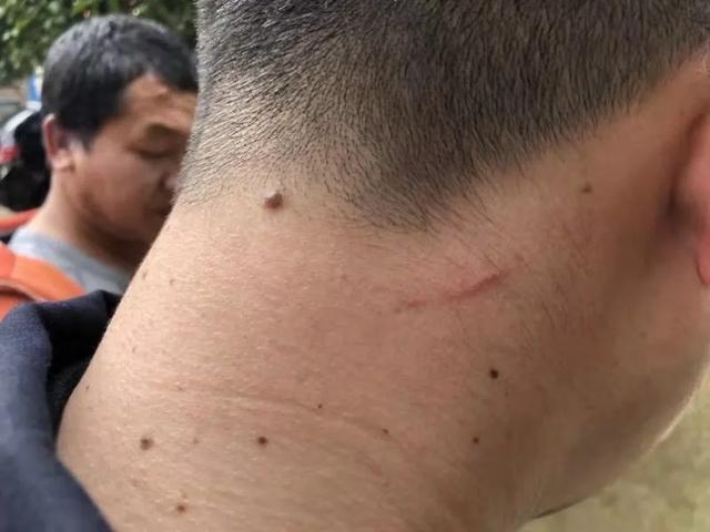 景德镇:民警驱散打牌人群,一村民竟暴力抗法,砸车还殴打民警