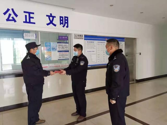 景德镇:民警驱散打牌人群,一村民竟暴力抗法,砸车还殴打民警