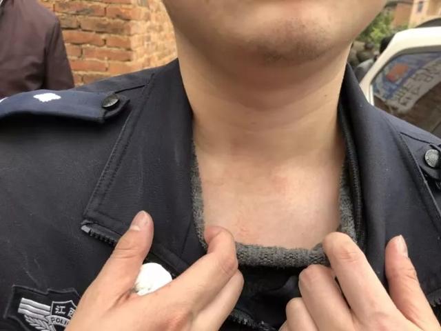 景德镇:民警驱散打牌人群,一村民竟暴力抗法,砸车还殴打民警