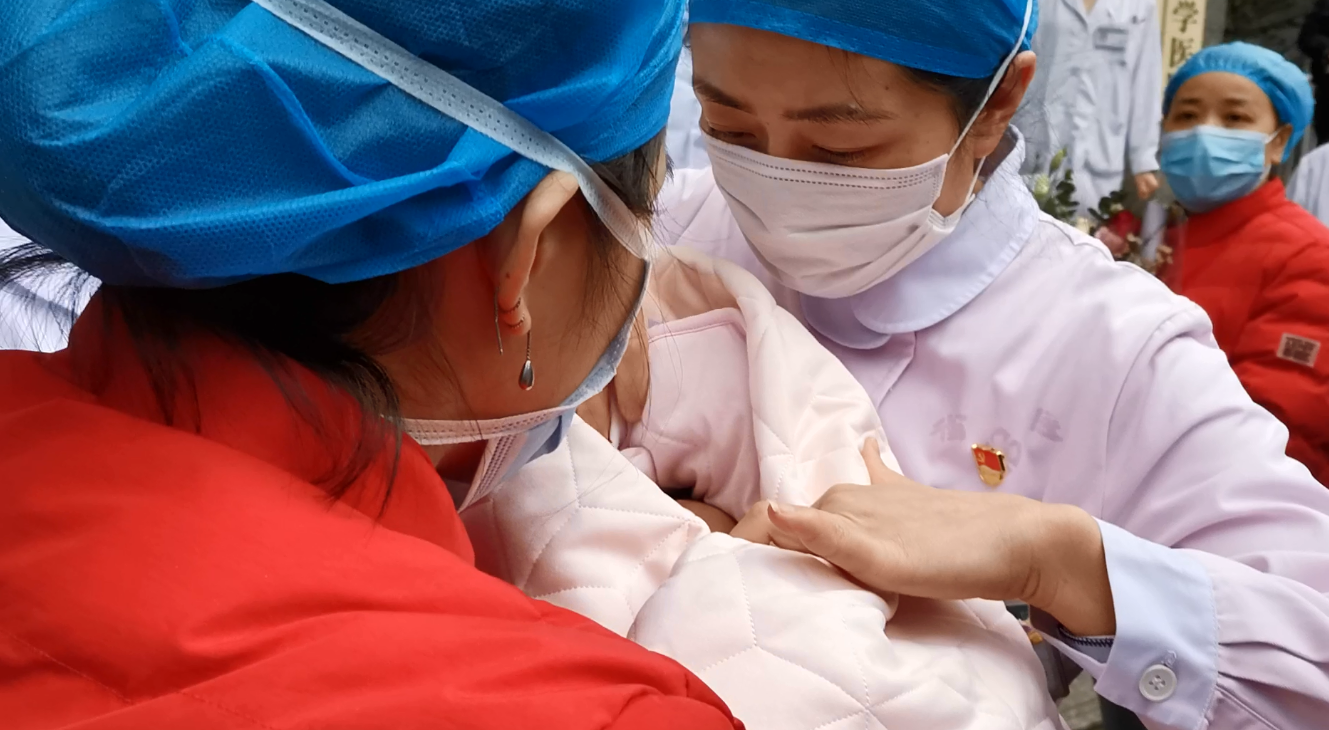 全国最小年龄治愈患者出院：入院时刚出生55天