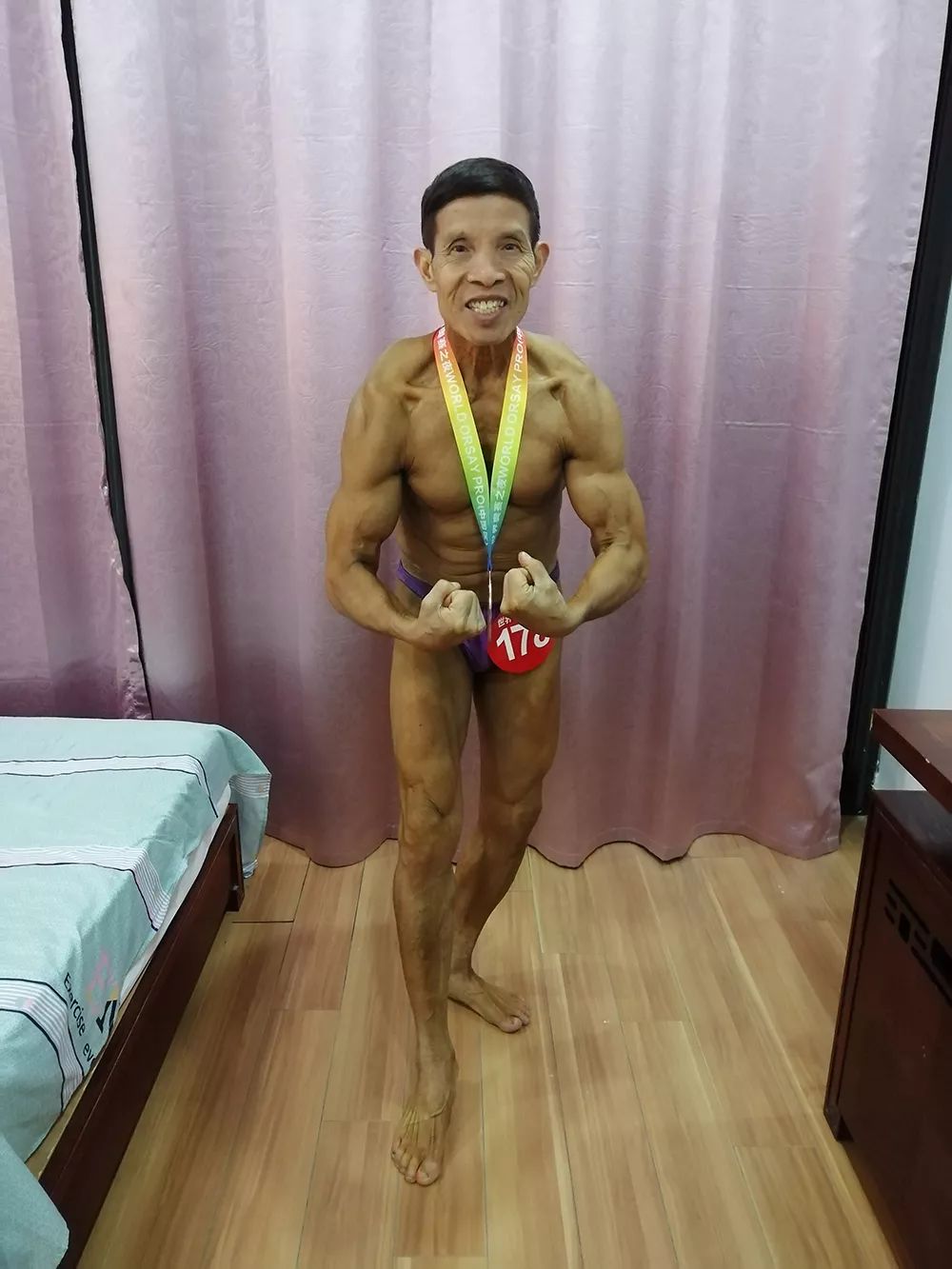 刚结束健美比赛的邱钧。 受访者供图