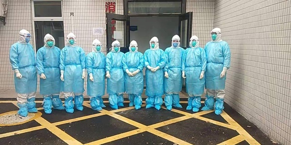 刘建华和医疗队同事们的合影。