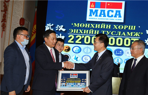 1.2月13日，中国驻蒙古国大使柴文睿（右二）接收蒙古国留华毕业生总会会长阿图尔（左二）留华学生捐款。