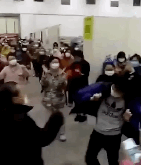 有中国大妈的地方就有广场舞,方舱医院竟然开始“斗舞”了