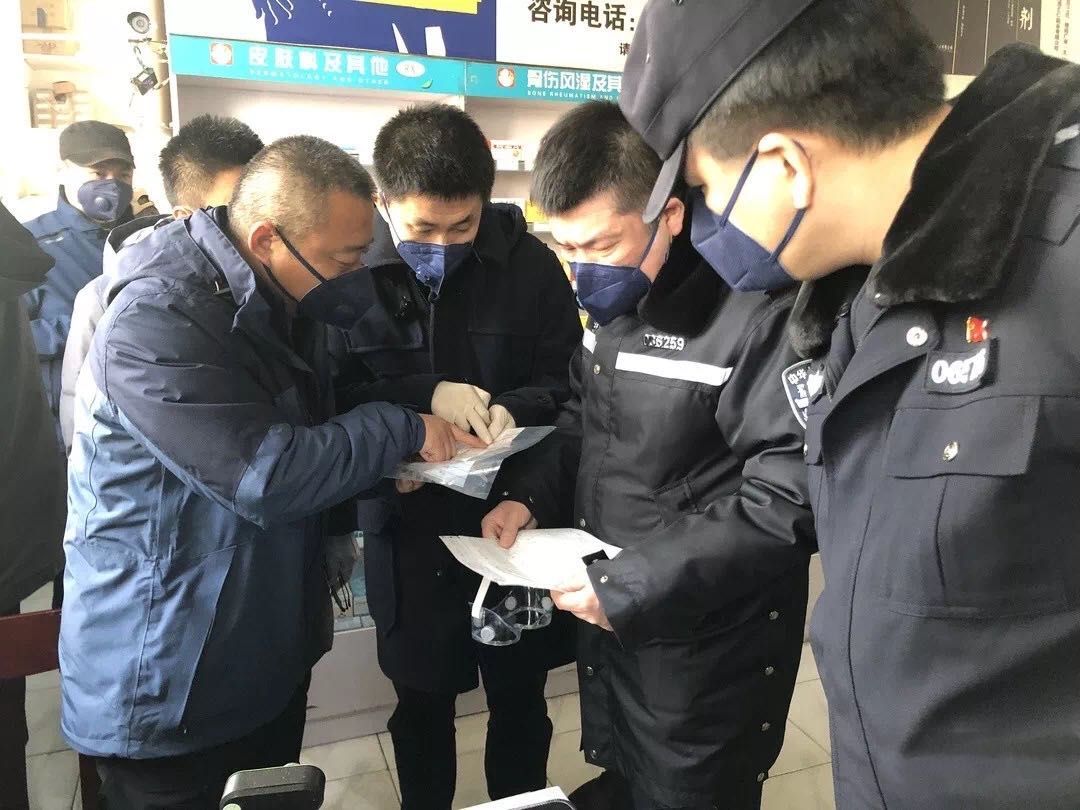 警方在药店进行查抄,警方供图。