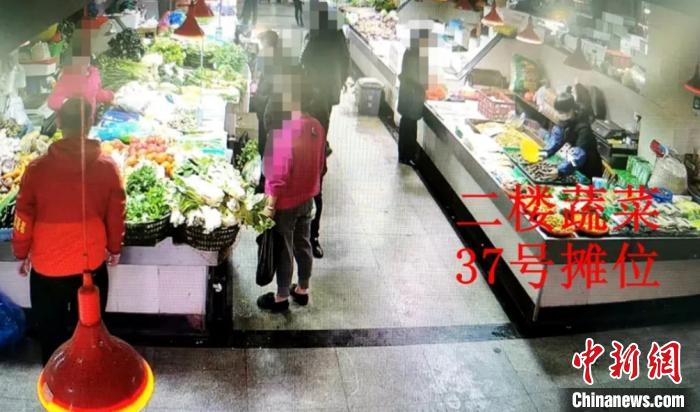 图为：1月26日、1月28日下午-2月12日中午，章某某在玉环市城关中心菜市场2楼蔬菜37号摊位经营（经营时间为5：30-18：30） 玉环供图