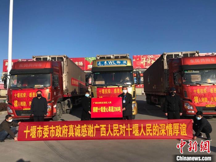大货车转运爱心物资 陈伟 摄
