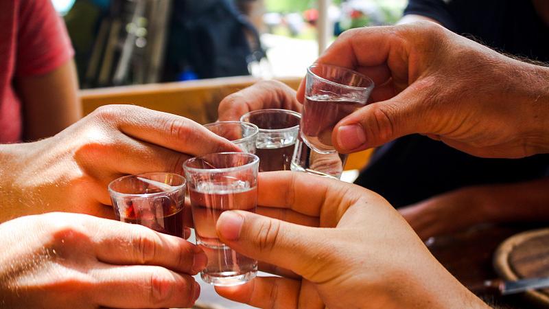 他过年聚会聚餐返工后感染同事 都因疏忽了这些