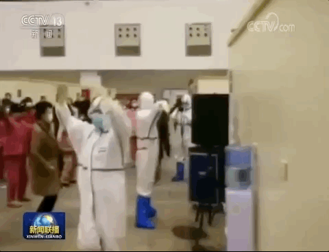 有中国大妈的地方就有广场舞,方舱医院竟然开始“斗舞”了
