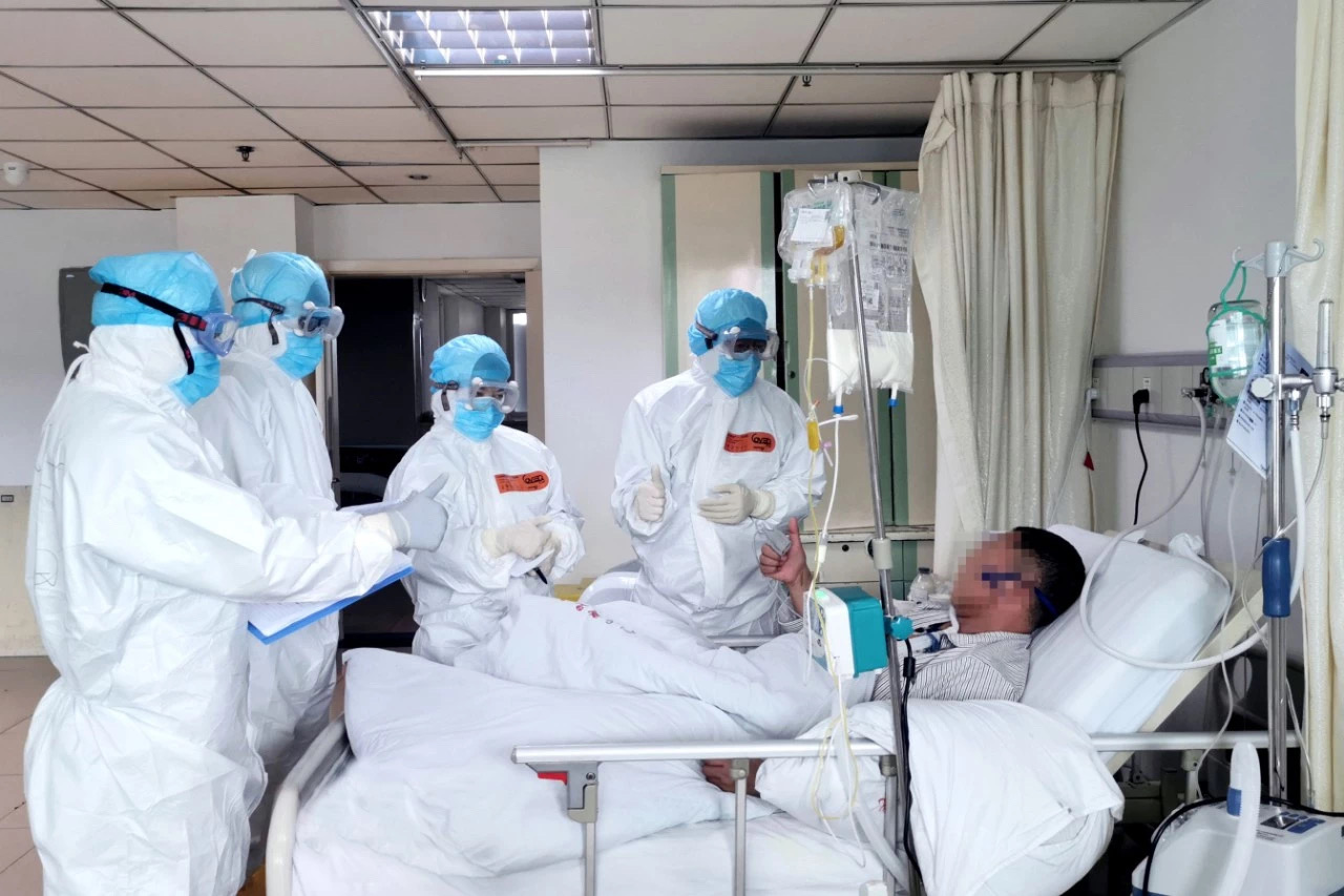 三峡医院医护人员与患者交流。