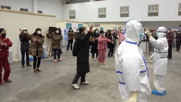 有中国大妈的地方就有广场舞,方舱医院竟然开始“斗舞”了