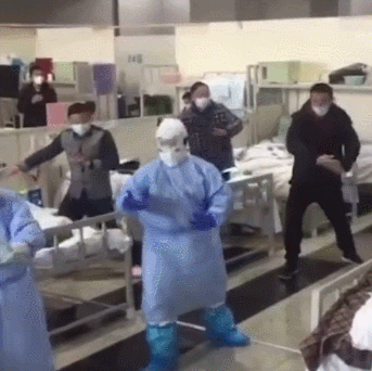 有中国大妈的地方就有广场舞,方舱医院竟然开始“斗舞”了