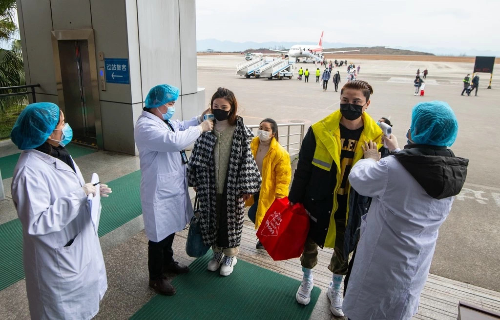 1月27日，万州机场，医务人员正在检测到站旅客的体温。本文图片均为 三峡都市报 图