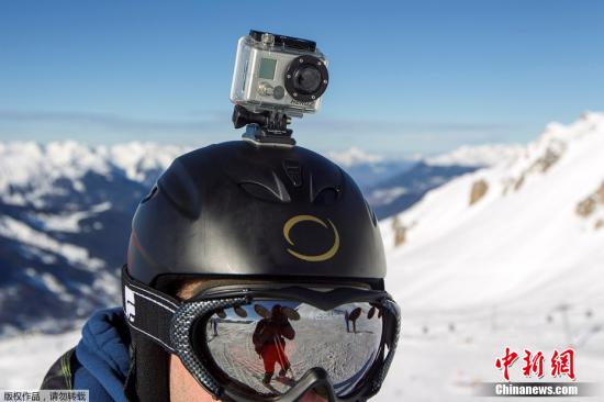  ����ͼ������������˹ɽ�Ļ�ѩʤ��MeribelϿ�ȣ�һ����ѩ����ͷ���ϰ�װGoPro�������