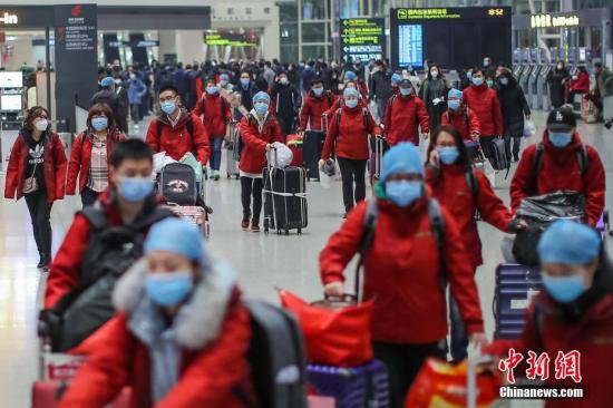 资料图:天津滨海国际机场,天津第五批支援湖北抗疫医疗队出征。中新社记者 佟郁 摄
